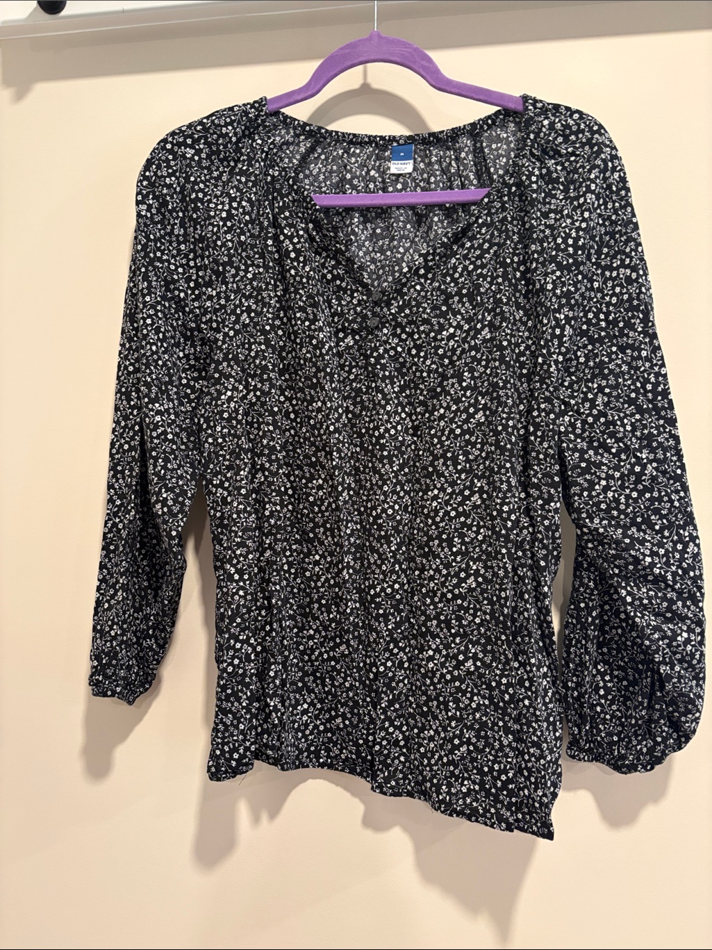 Old Navy Black And White Floral V-Neck Peasant Blouse
